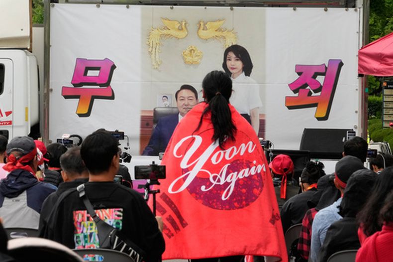 Una imagen del expresidente surcoreano Yoon Suk Yeol y su esposa Kim Keon Hee se ve durante una marcha de partidarios ante el Alto Tribunal de Seúl, en Seúl, Corea del Sur, el martes 28 de abril de 2026. Las letras dicen no culpables. (AP Foto/Ahn Young-joon)