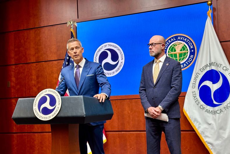 El secretario de Transporte, Sean Duffy (izquierda), habla en una conferencia de prensa con el administrador de la Administración Federal de Aviación, Bryan Bedford, para anunciar la cancelación de vuelos en todo Estados Unidos debido al cierre del gobierno, el miércoles 5 de noviembre de 2025, en la sede del Departamento de Transporte en Washington. (AP Foto/Matthew Daly)
