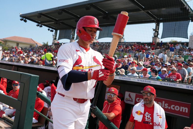 JJ Wetherholt, de los Cardenales de San Luis, se prepara para batear durante la cuarta entrada de un juego de entrenamiento de primavera contra los Mets de Nueva York el viernes 27 de febrero de 2026, en Jupiter Florida. (AP Foto/Jeff Roberson)