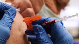la fda autoriza nuevas vacunas de refuerzo contra el covid-19