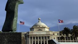 Estatua de bronce de San Juan Bautista frente al edificio del Capitolio en San Juan, Puerto Rico, el 30 de septiembre de 2016. (AP Foto/Ricardo Arduengo, Archivo)