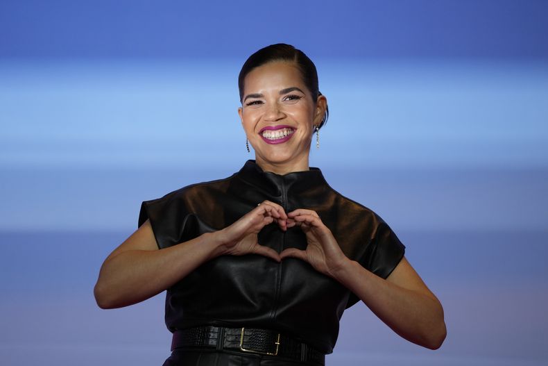 America Ferrera posa para medios previo a una conferencia de prensa de Barbie en Seúl, Corea del Sur el 3 de julio de 2023. (Foto AP/Lee Jin-man)