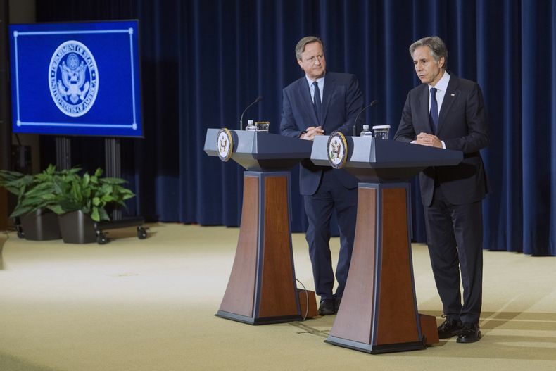 El secretario de Estado de EEUU, Antony Blinken, a la derecha, durante una reunión con el secretario de Exteriores británico, David Cameron, en el Departamento de Estado, el martes 9 de abril de 2024 en Washington. (Foto AP/Kevin Wolf)