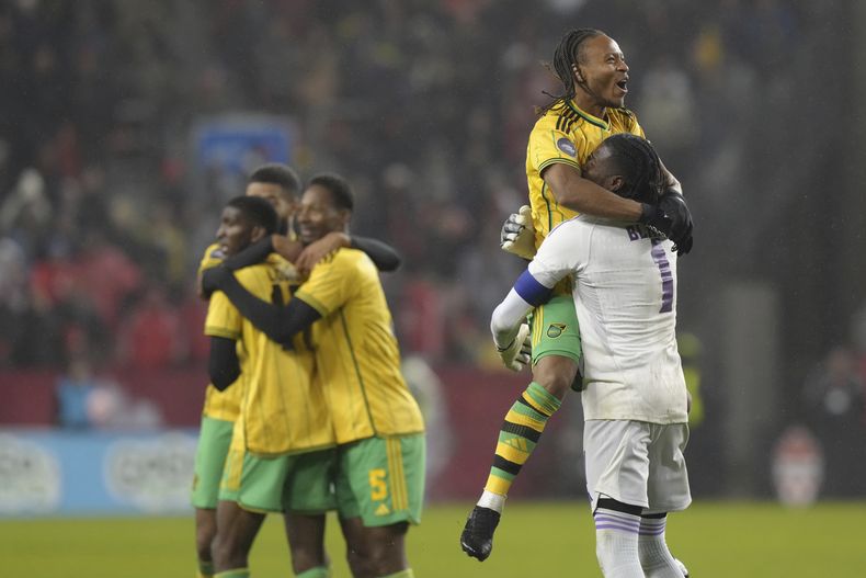 Los jugadores de Jamaica festejan la victoria sobre Canadá en la Liga de Naciones, el martes 21 de noviembre de 2023, en Toronto (Chris Young/The Canadian Press via AP)