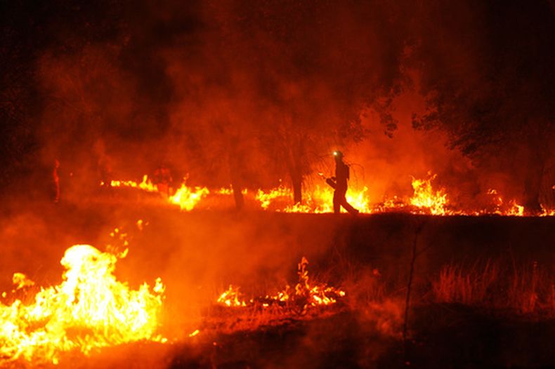 bomberos utilizan quemas controladas para detener un incendio que sigue expandiéndose cerca de Cebreros, Ávila, España, el martes 28 de julio de 2026. (AP Foto/Manu Fernández)