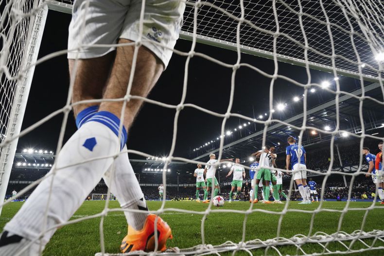 Los jugadores de Newcastle festejan tras anotar el cuarto gol ante el Everton en un partido de la Liga Premier inglesa, el jueves 27 de abril de 2023 (AP Foto/Jon Super)