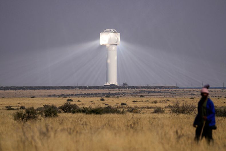 ARCHIVO - Un pastor mira su ganado cerca de Khi Solar One, una planta termal solar que convierte energía de la luz del Sol en electricidad, a las afueras de Upington, Sudáfrica, en la provincia de Cabo Norte, el 29 de agosto de 2025. (AP Foto/Themba Hadebe, Archivo)