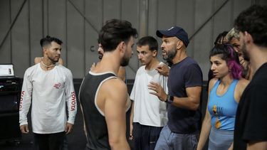 El coreógrafo franco-argelino Mourad Merzouki guía a sus bailarines mientras ensayan la Danza de los Juegos en la sala de conciertos de Creteil, al este de París, el miércoles 31 de julio de 2024. Merzouki llevará la danza hip hop a los Juegos Olímpicos de París. El coreógrafo franco-argelino es el creador de la Danza de los Juegos. La exhibición de Merzouki en el Parque de Campeones en Trocadéro comienza el lunes 2 de agosto. 5, 2024. (Foto AP/Michel Euler)