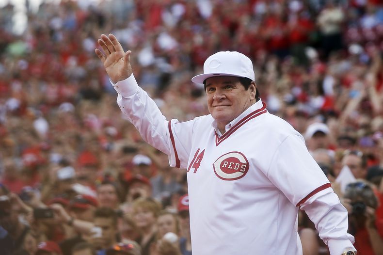 ARCHIVO - En esta foto del 24 de junio de 2016, Pete Rose saluda al público en el estadio de los Rojos de Cincinnati, durante una ceremonia de homenaje al equipo que ganó la Serie Mundial de 1976. (AP Foto/John Minchillo)
