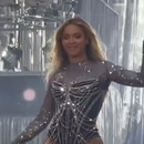 Bailarines de Beyoncé se pelearon con un fan que trató de arrojarle un objeto a la cantante