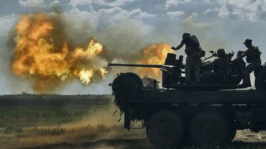 ARCHIVO - Soldados ucranianos disparan un cañón cerca de la ciudad de Bájmut, en la región de Donetsk, Ucrania, el lunes 15 de mayo de 2023. (AP Foto/Libkos, archivo)