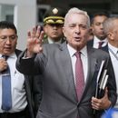 ARCHIVO - El expresidente Álvaro Uribe sale de la corte después de una audiencia en su juicio por cargos de manipulación de testigos y fraude procesal en Bogotá, Colombia, el 10 de febrero de 2025. (AP Foto/Fernando Vergara, Archivo)