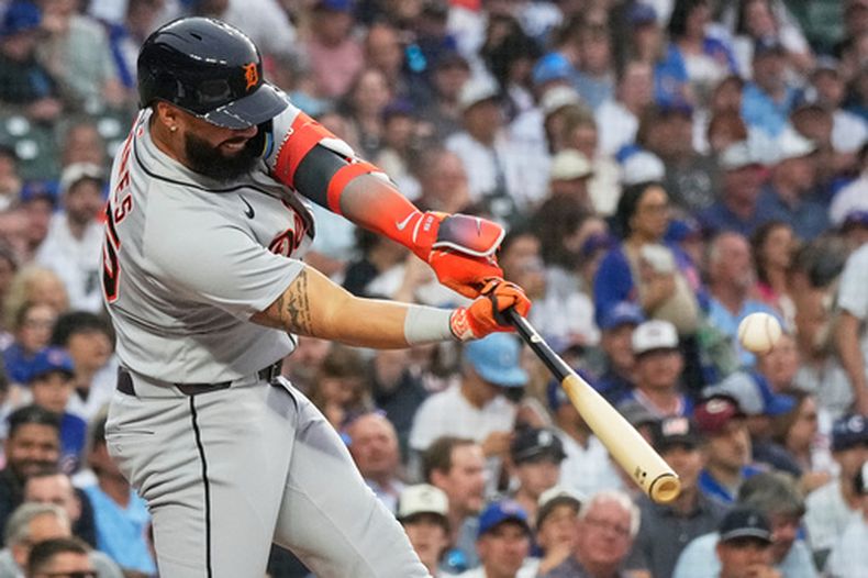 Gleyber Torres, de los Tigres de Detroit, conecta un sencillo durante la primera entrada de un partido de béisbol contra los Cachorros de Chicago en Chicago, el lunes 20 de julio de 2026. (Foto AP/Nam Y. Huh)