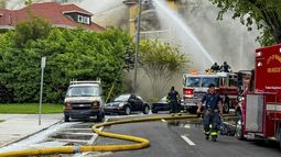 Bomberos y policías de Miami trabajan extinguiendo un incendio en el edificio de departamentos Temple Court Apartments, el lunes 10 de junio de 2024 en Miami. (Carl Juste/Miami Herald vía AP) Bomberos y policías de Miami trabajan extinguiendo un incendio en el edificio de departamentos Temple Court Apartments, el lunes 10 de junio de 2024 en Miami. (Carl Juste/Miami Herald vía AP)