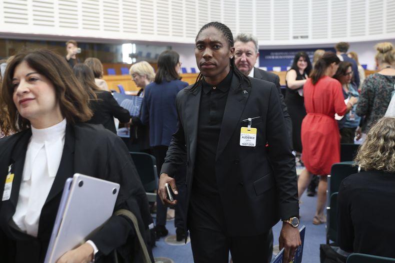 La corredora sudafricana Caster Semenya sale del Tribunal Europeo de Derechos Humanos el jueves 10 de julio de 2025 en Estrasburgo, en el este de Francia. (AP Foto/Antonin Utz)