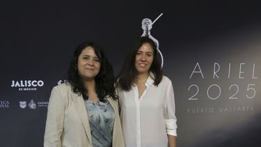 Las directoras Astrid Rondero, a la izquierda, y Fernanda Valadez de la película Sujo posan para un retrato en la 67ª edición del almuerzo de los nominados al Premio Ariel de México en la Ciudad de México, el miércoles 20 de agosto de 2025. (Foto AP/Berenice Bautista)