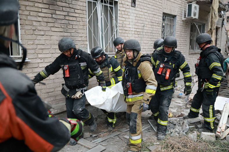 Rescatistas trasladan un cuerpo sacado de entre los escombros de un edificio residencial destruido por un ataque aéreo ruso en Zaporiyia, Ucrania, el 10 de octubre de 2026. (AP Foto/Kateryna Klochko)