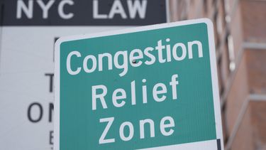 Un aviso de peaje a la salida del Lincoln Tunnel en la ciudad de Nueva York el 19 de febrero del 2025. (AP foto/Seth Wenig)