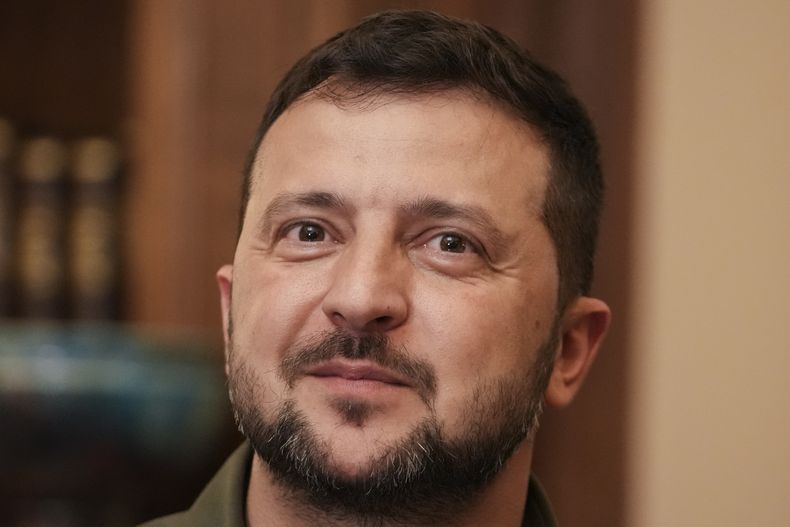 El presidente ucraniano Volodymyr Zelenskyy observa durante su reunión con la presidenta de Grecia, Katerina Sakellaropoulou, en Atenas, el lunes 21 de agosto de 2023. (AP Foto/Petros Giannakouris)