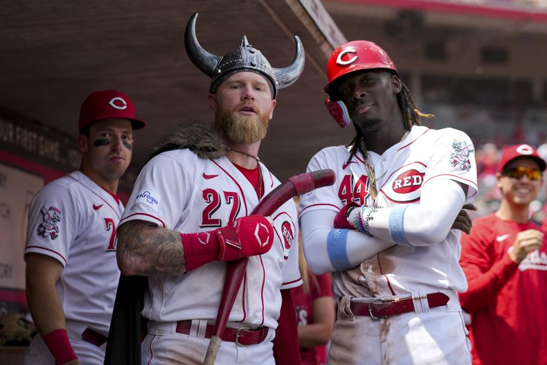 Jake Fraley (izquierda) posa con Elly De La Cruz tras batear un jonrón para los Rojos de Cincinnati ante los Rockies de Colorado, el miércoles 21 de junio de 2023. (AP Foto/Aaron Doster)