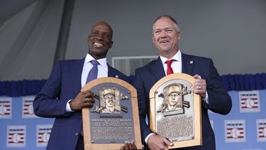 Fred McGriff, izquierda, y Scott Rolen, derecha, posan para las cámaras durante la ceremonia de ingreso al Salón de la Fama del Béisbol, el domingo 23 de julio de 2023, en el Clark Sports Center, en Cooperstown, Nueva York. (AP Foto/Bryan Bennett)