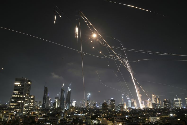 ARCHIVO - El sistema de defensa israelí Cúpula de Hierra lanza proyectiles para interceptar misiles sobre Tel Aviv, Israel, el 13 de junio de 2025. (AP Foto/Leo Correa, Archivo)