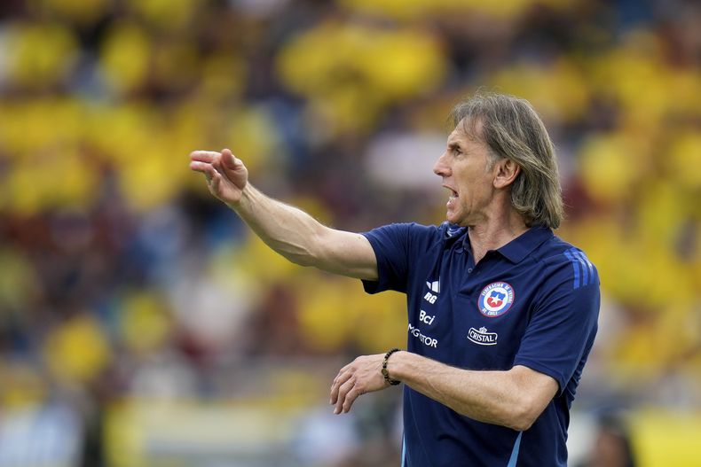 El técnico de Chile Ricardo Gareca da instrucciones durante el partido contra Colombia por las eliminatorias del Mundial, el 15 de octubre de 2024, en Barranquilla. (AP Foto/Fernando Vergara)