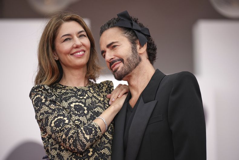 La directora Sofia Coppola, a la izquierda, y el diseñador Marc Jacobs posan en la alfombra roja de la película Marc by Sofia durante la 82a edición del Festival de Cine de Venecia en Venecia, Italia, el martes 2 de septiembre de 2025. (Foto Alessandra Tarantino/Invision/AP)