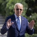 El presidente Joe Biden hace señas a los medios de comunicación mientras se dirige al Marine One en el Jardín Sur de la Casa Blanca en Washington, el sábado 5 de octubre de 2024. (AP Foto/Ben Curtis)