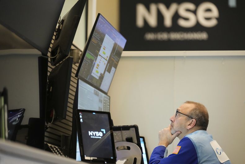 Una persona trabaja en la Bolsa de Valores de Nueva York, el martes 4 de marzo de 2025. (AP Foto/Seth Wenig)