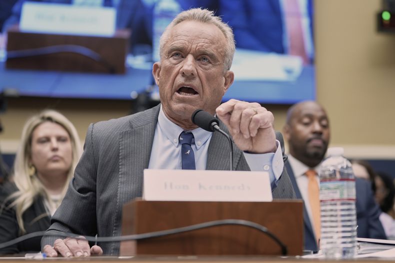 El secretario de Salud y Servicios Humanos, Robert F. Kennedy Jr., testifica durante una audiencia ante el Comité de Energía y Comercio de la Cámara de Representantes, el 24 de junio de 2025, en Washington. (AP Foto/Mariam Zuhaib)