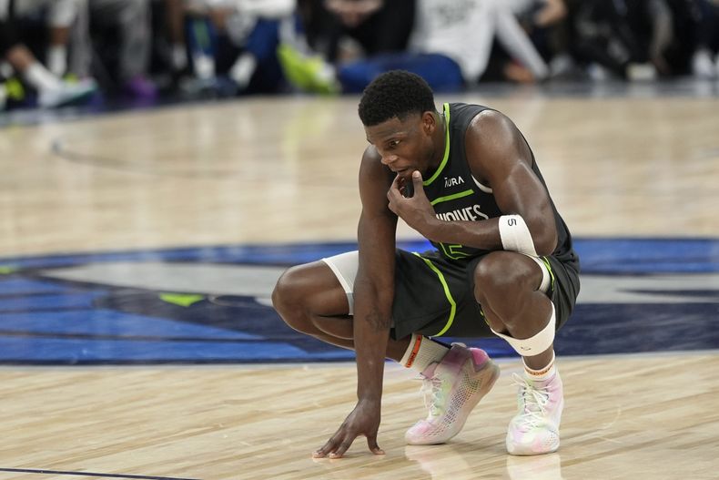 El armador de los Timberwolves de Minnesota, Anthony Edwards hace una pausa sobre el tabloncillo durante los momentos finales de la segunda mitad en la derrota ante los Mavericks de Dallas, en el Juego 5 de las Finales de la Conferencia del Oeste en los playoffs de la NBA, el jueves 30 de mayo de 2024, en Mineápolis. (AP Foto/Abbie Parr)