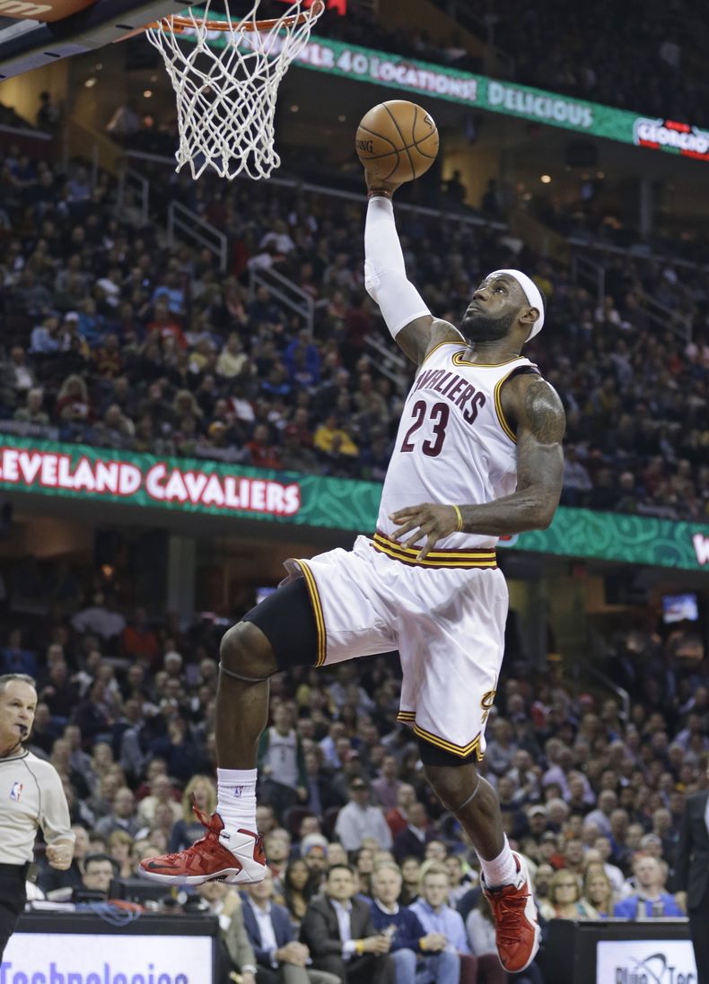 LeBron James, de los Cavaliers de Cleveland, salta para encestar frente al Magic de Orlando en el encuentro del lunes 24 de noviembre de 2014 (AP Foto/Tony Dejak)