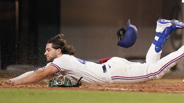 Rangers se sostienen y superan a los Atléticos