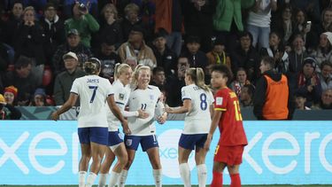 Lauren Hemp (centro) celebra con sus compañeras tras anotar un gol en la victoria 6-1 ante China en el Mundial femenino, el martes 1 de agosto de 2023, en Adelaida, Australia. (AP Foto/James Elsby)