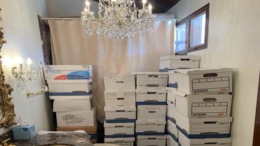 Esta imagen, que forma parte de la acusación al expresidente Donald Trump, muestra cajas de documentos en un baño de la finca Mar-a-Lago de Trump en Palm Beach, Florida. Donald Trump arribó el jueves 14 de marzo de 2024 a un tribunal federal en Florida donde una jueza escuchará argumentos acerca de si debe desestimar la causa criminal en que se acusa al expresidente de acumular documentos secretos en su finca de Mar-a-Lago después de dejar la Casa Blanca.(Departamento de Justicia via AP)