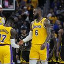 Anthony Davis, Dennis Schröder (17) y LeBron James festejan durante el primer partido de las semifinales del Oeste ante los Warriors de Golden State, el martes 2 de mayo de 2023 (AP Foto/Jeff Chiu)