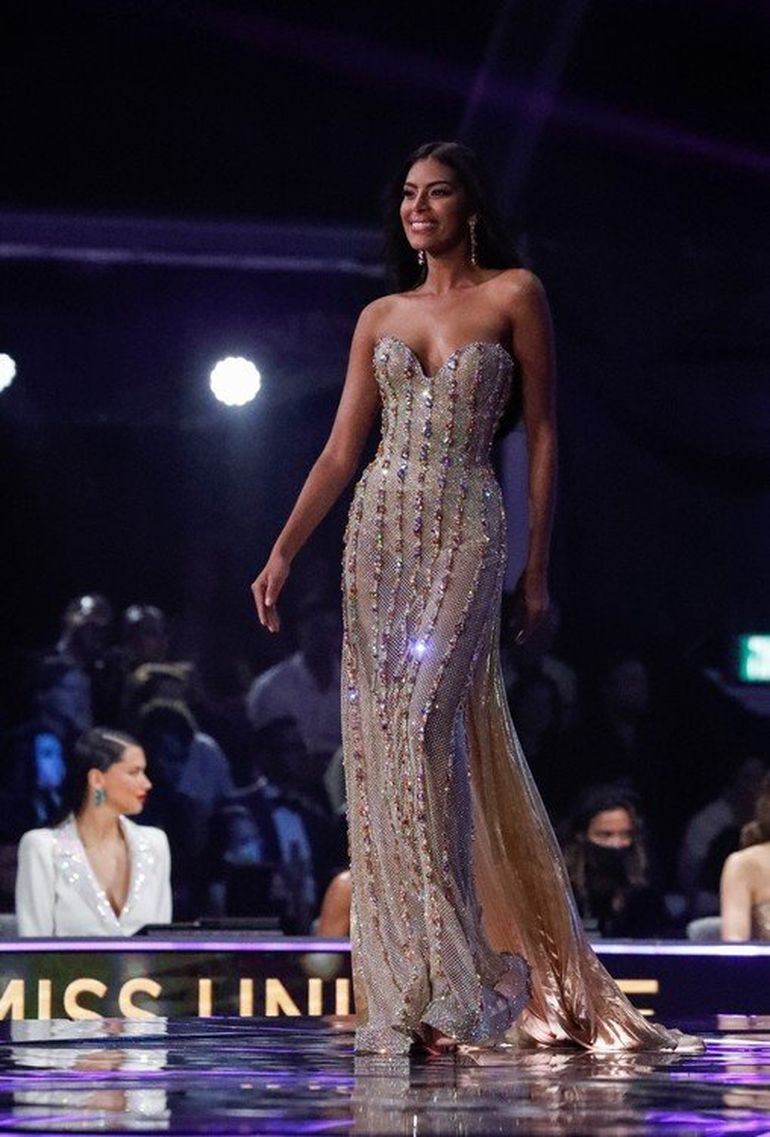 Valeria Ayos de Columbia participa en el escenario del vestido de noche. Foto: AP Photo/Ariel Schalit      
