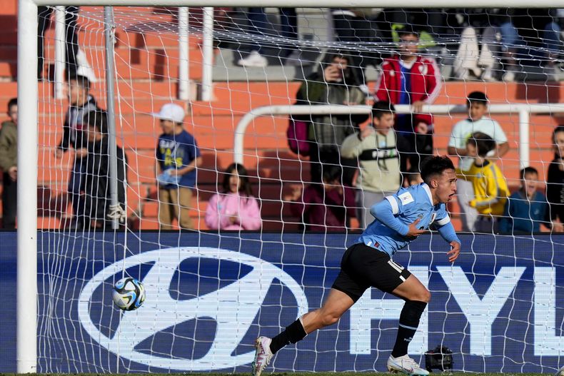 Franco González celebra tras anotar el gol que le dio a Uruguay la victoria 1-0 ante Túnez en el Mundial Sub20, el domingo 28 de mayo de 2023, en Mendoza, Argentina. (AP Foto/Natacha Pisarenko)