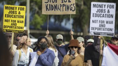 ARCHIVO – Manifestantes muestran cartels en una marcha sobre inmigración cerva de la cárcel del condado de Pinellas en Clearwater, Florida, el sábado 14 de junio de 2025. (Chris Urso/Tampa Bay Times vía AP, Archivo)