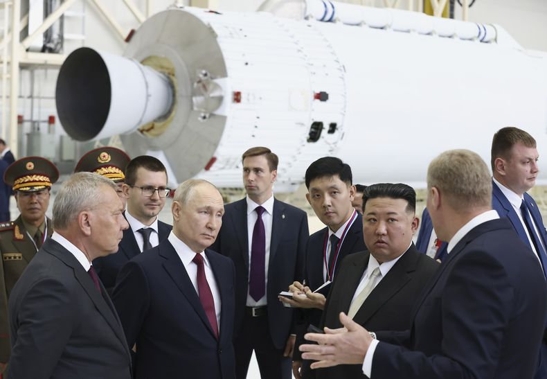 En esta imagen de archivo, el presidente de Rusia, Vladímir Putin (segundo por la izquierda, delante) y el líder de Corea del Norte, Kim Jong Un (segundo por la derecha, delante), examinan un hangar de montaje de cohetes durante su encuentro en el cosmódromo de Vostochny, a las afueras de la ciudad de Tsiolkovsky, a unos 200 kms (125 millas) de la ciudad de Blagoveshchensk, en la región de Amur, en el extremo oriente ruso, el 13 de septiembre de 2023. (Artyom Geodakyan, Sputnik, Kremlin Pool Foto vía AP, archivo)