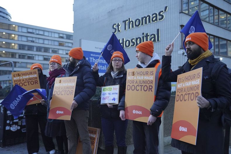 Médicos jóvenes y miembros de la Asociación Médica Británica protestan en el exterior del hospital St. Thomas, en Londres, el 3 de enero de 2024, durante una huelga. (Jonathan Brady/PA vía AP)