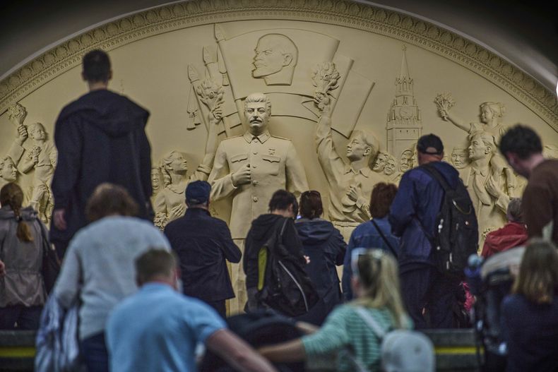ARCHIVO – Varios pasajeros pasan frente a un monumento al líder soviético Josef Stalin en la estación del metro de Taganskaya en Moscú, Rusia, el miércoles 21 de mayo de 2025. (AP Foto/Alexander Zemlianichenko, Archivo)