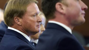 ARCHIVO- Foto del 25 de mayo del 2023, Jon Gruden escucha en la corte después de que la NFL le pidió al tribunal que deseche la demanda del exentrenador de los Raiders Jon Gruden. El martes 30 de julio del 2024, Gruden pide a la Suprema Corte de Nevada que reconsidere la decisión de un panel de 3 jueces de enviar el caso a arbitraje. (AP Foto/John Locher, Archivo)