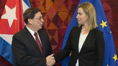 El canciller cubano, Bruno Rodríguez, con la jefa de diplomacia europea, Federica Mogherin.