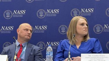 El secretario de gobierno de Kansas, Scott Schwab, izquierda, y Cynthia Kaiser, subdirectora adjunta de la División Cibernética del FBI, participant en una reunión de la Asociación Nacional de Secretarios de Estado en Washington, el jueves 30 de enero de 2025. (AP Foto/Christina A. Cassidy)
