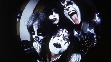ARCHIVO - Integrantes del grupo de rock KISS; Gene Simmons, en el sentido de las agujas del reloj desde la derecha, Ace Frehley, Peter Criss y Paul Stanley son fotografiados antes de un concierto en Hartford, Connecticut, el 16 de febrero de 1977. Frehley fue reemplazado por Tommy Thayer en 2002. Criss dejó la banda en 1980 pero regresó y se fue nuevamente en 2004. Los dos últimos shows de la banda, con Simmons, Stanley, Thayer y Eric Singer, están programados para el 1 y 2 de diciembre en el Madison Square Garden de Nueva York. (Foto AP/Richard Drew, archivo)