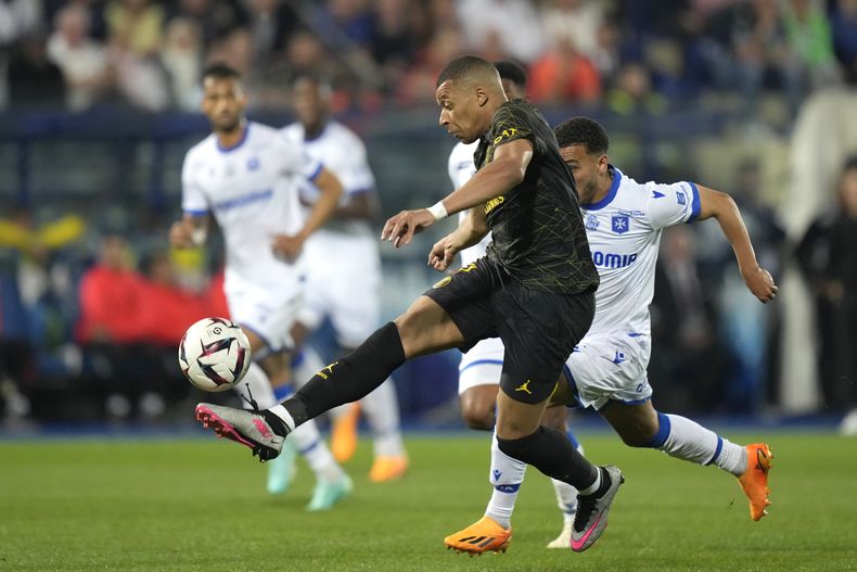 El jugador del PSG Kylian Mbappe juega durante un partido de la League One francesa entre el Auxerre y el Paris Saint Germain,en el estadio de Abbe Deschamps en Auxerre, en el centro de Francia, el domingo 21 de mayo de 2023. (AP Foto/Thibault Camus)