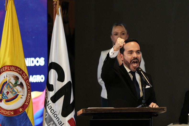 El presidente electo de Colombia, Abelardo de la Espriella, pronuncia unas palabras tras recibir sus credenciales de manos del presidente del Consejo Nacional Electoral en Bogotá, Colombia, el jueves 25 de junio de 2026. (Foto AP/Iván Valencia)