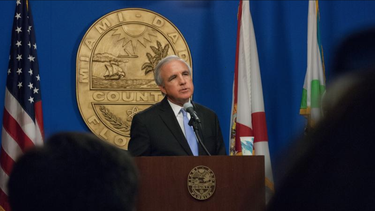 comision de miami-dade aprueba creacion de panel civil para investigar a la policia, pero alcalde lo puede vetar